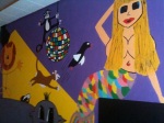 Mmh, dieses Bild war in einer Grundschule an die Wand gemalt, schaut eher wie Schule in LA aus, lach